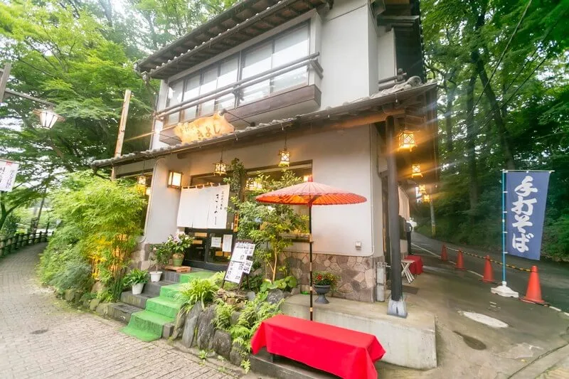 “Jindaiji soba kiyoshi” along Jindaiji Street. Excellent access and location.